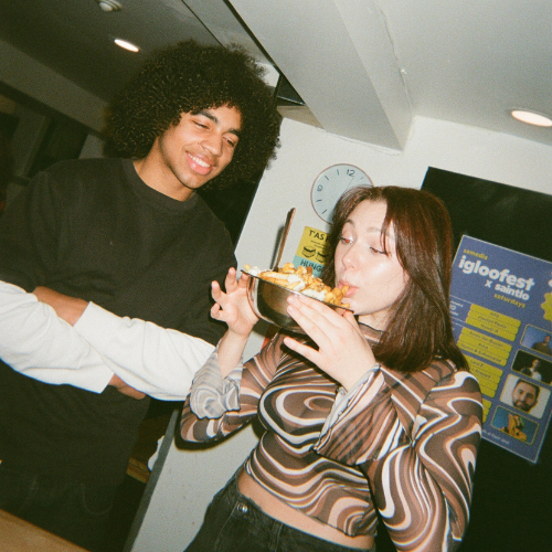 Une personne qui mange une poutine