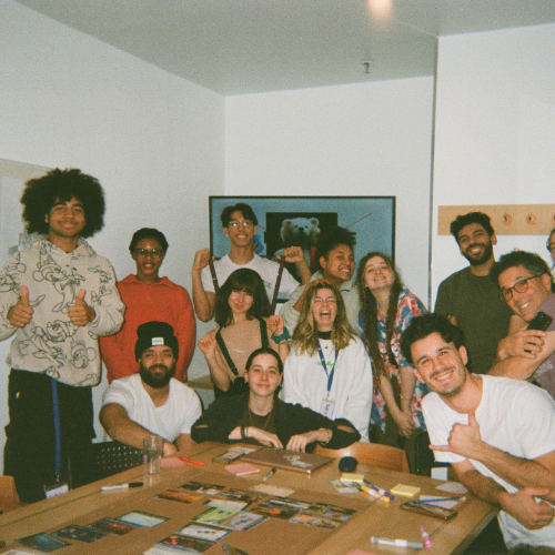 Un groupe d'amis qui jouent à un jeu de société