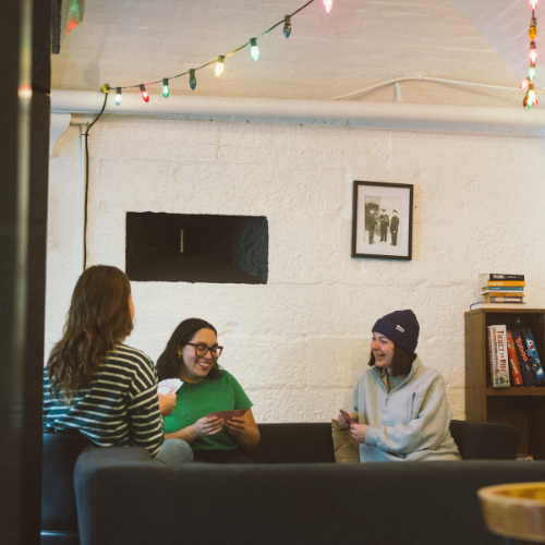 Un groupe de personnes qui jouent au cartes