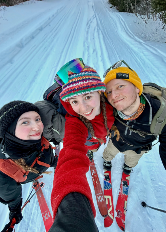 Un groupe d'amis qui font du ski de fond