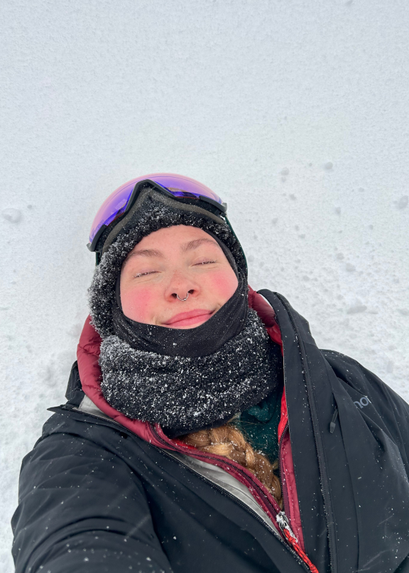 Une personne couché dans la neige