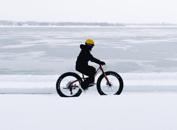 Une personne en fat bike