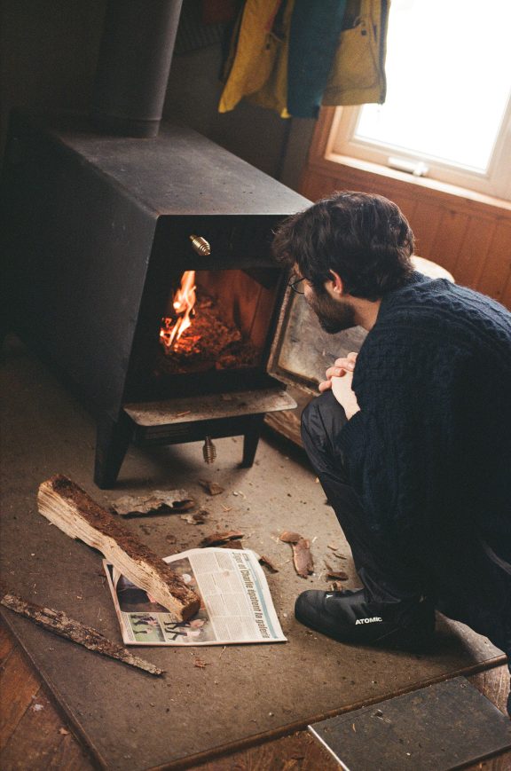 Une personne devant le feu de bois