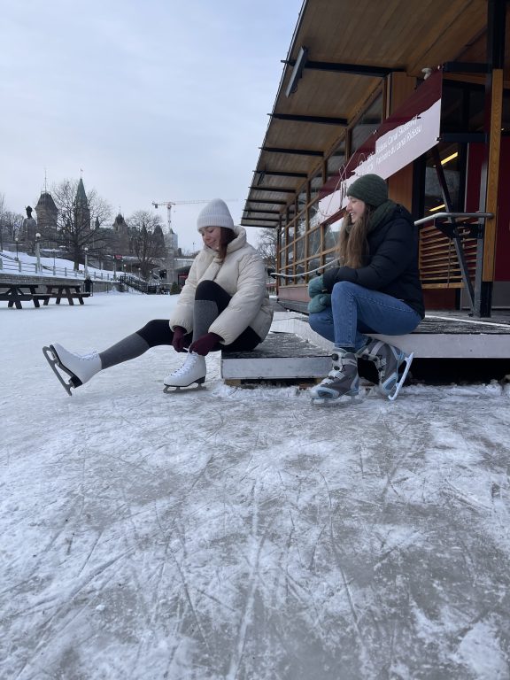 Deux personne qui font du patin
