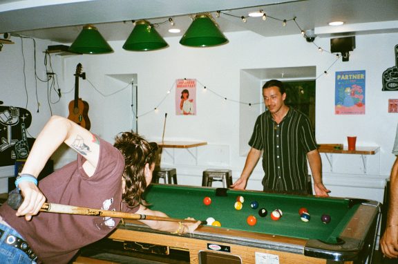 Deux personnes qui jouent au billard