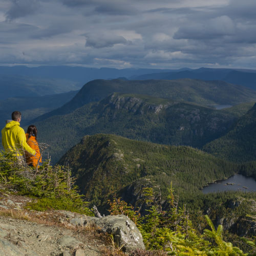 Découvre les meilleures randonnées au Québec avec les plus beaux points de vue : Gaspésie, Laurentides, Cantons-de-l'Est et Bas-Saint-Laurent.