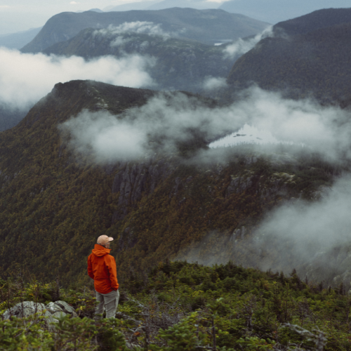 Découvre les meilleures randonnées au Québec avec les plus beaux points de vue : Gaspésie, Laurentides, Cantons-de-l'Est et Bas-Saint-Laurent.