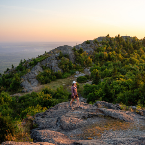 Découvre les meilleures randonnées au Québec avec les plus beaux points de vue : Gaspésie, Laurentides, Cantons-de-l'Est et Bas-Saint-Laurent.