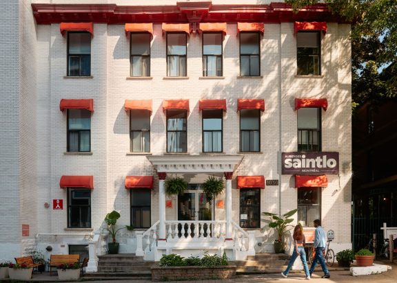 Devanture de l'auberge Saintlo Montréal