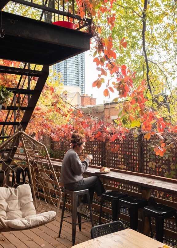 Une personne sur la terrasse de Saintlo Montréal