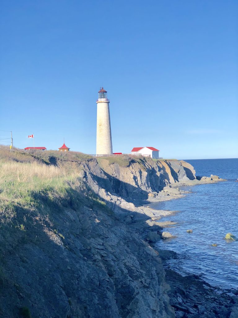 Bord de l'eau avec Phare