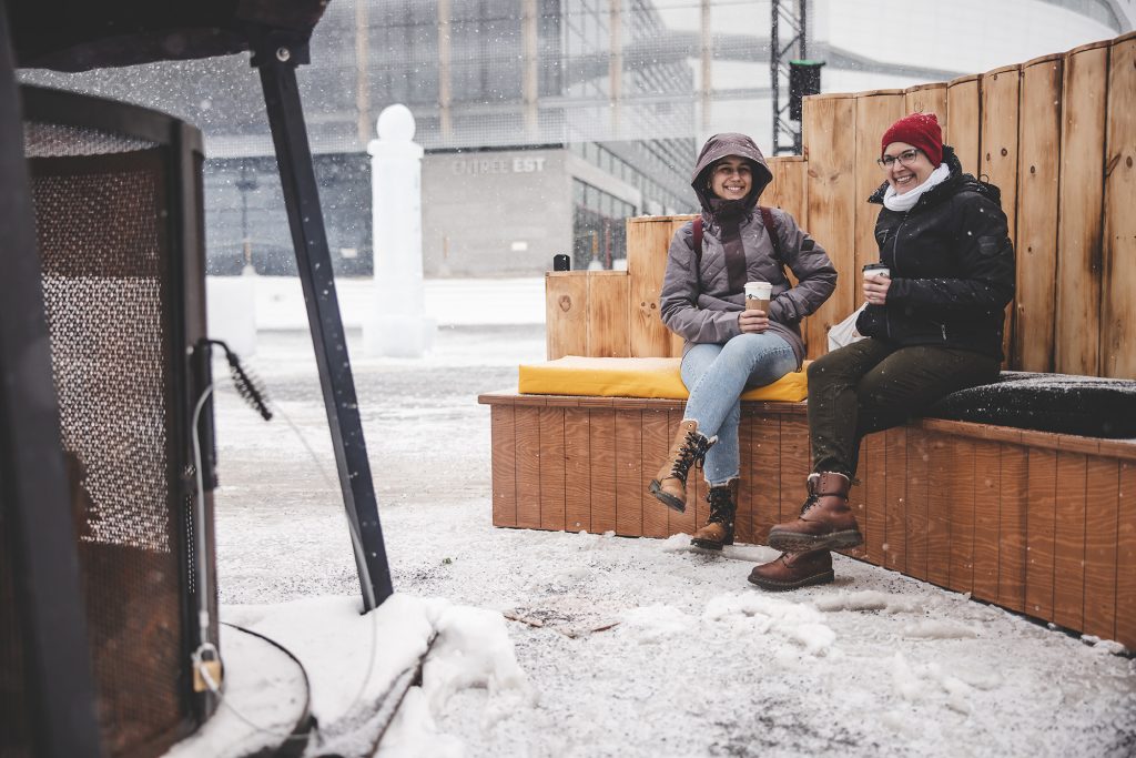 2 personnes qui boivent un café au carnaval de Québec