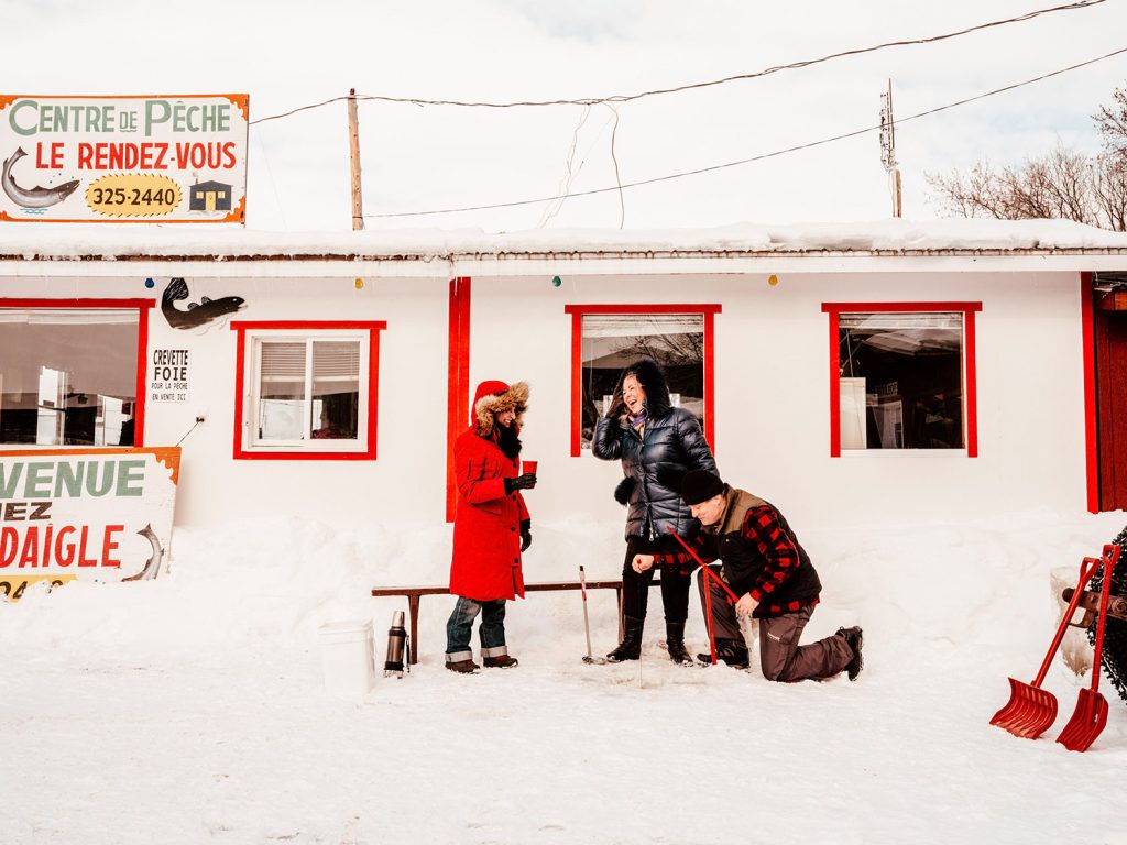 3 personne à la pêche sur la glace