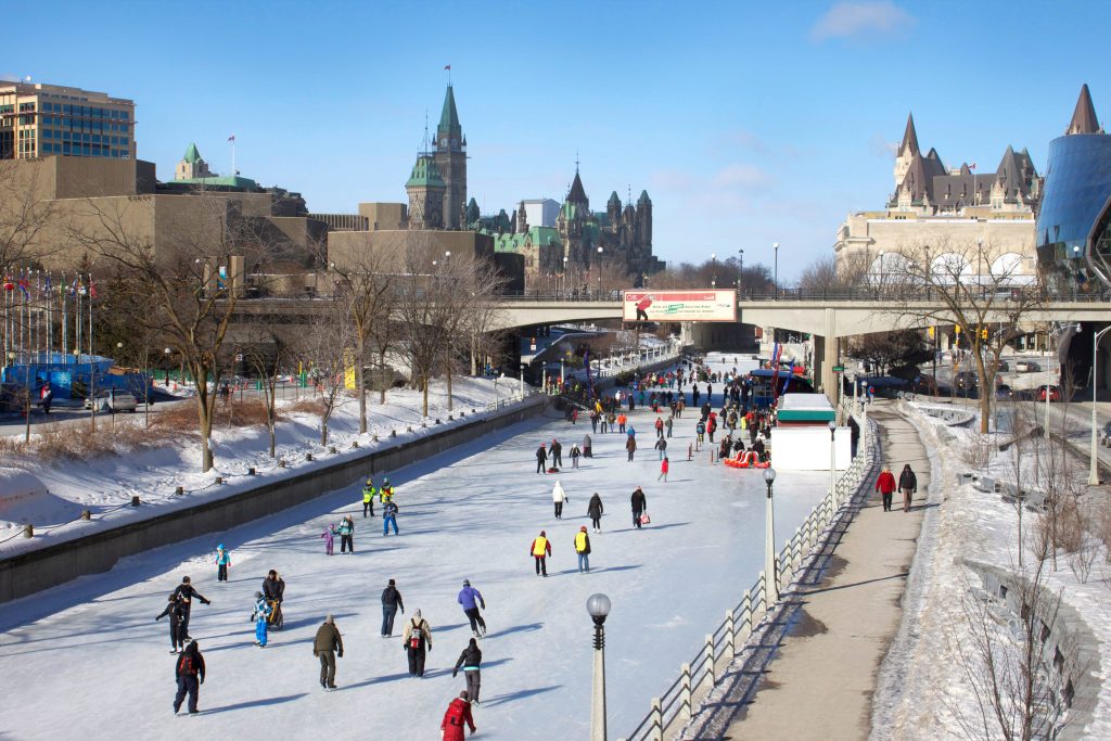 Canal Rideau en hiver, gens en patins.
